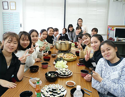 14期生　調理実習で巻きずしとおでん